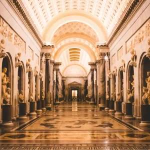 Museus Vaticanos e Capela Sistina: Um Olhar Sobre a História e a Arte Sacra